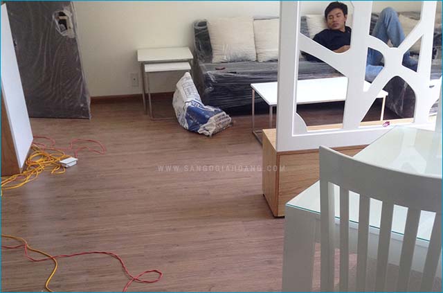 mẫu sàn gỗ Thaixin 1067 cho phòng khách đang hoàn thiện