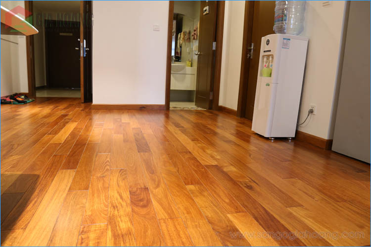 Tất cả không gian trong căn hộ được lắp đặt sàn gỗ Căm Xe