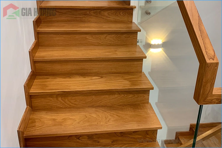 Ván gỗ gõ đỏ ốp bậc cầu thang được làm từ nguyên liệu tốt nhất và được thiết kế với sự tinh tế và chất lượng cao. Sản phẩm này sẽ mang đến sự ấn tượng mạnh mẽ cho căn nhà của bạn.