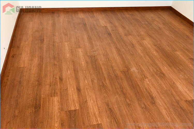 Bề mặt sàn gỗ Robina O120 thực tế