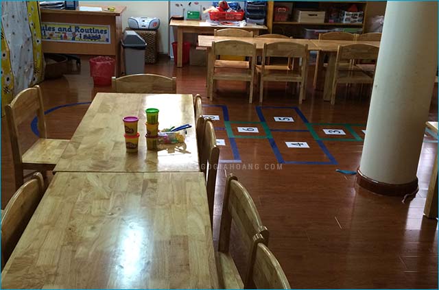 Sử dụng sàn gỗ và bàn gỗ cho lớp học an toàn cho học sinh