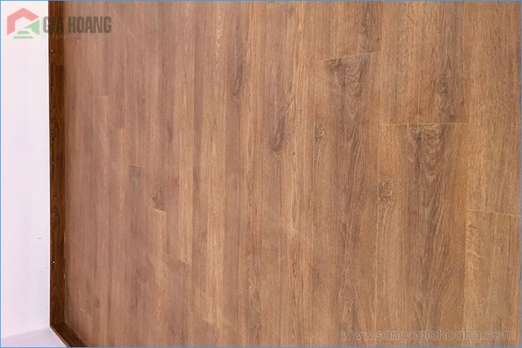 Sàn gỗ Robina O120 lắp đặt cùng phụ kiện len tường đồng màu