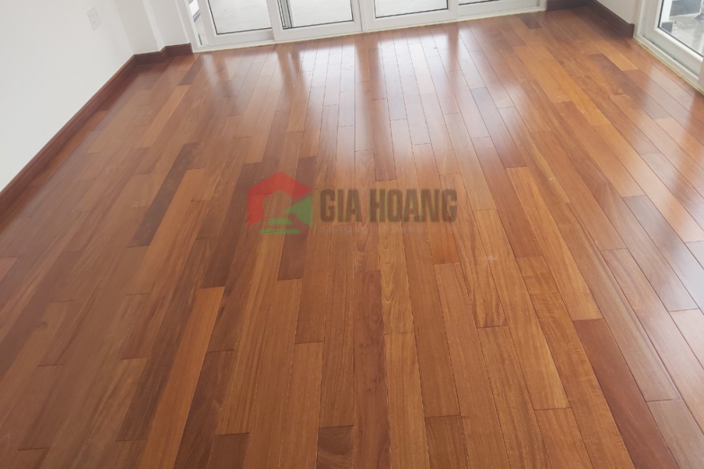 Nên Chọn Sàn Gỗ Tự Nhiên Hay Sàn Gỗ Công Nghiệp Cho Nhà Ở?