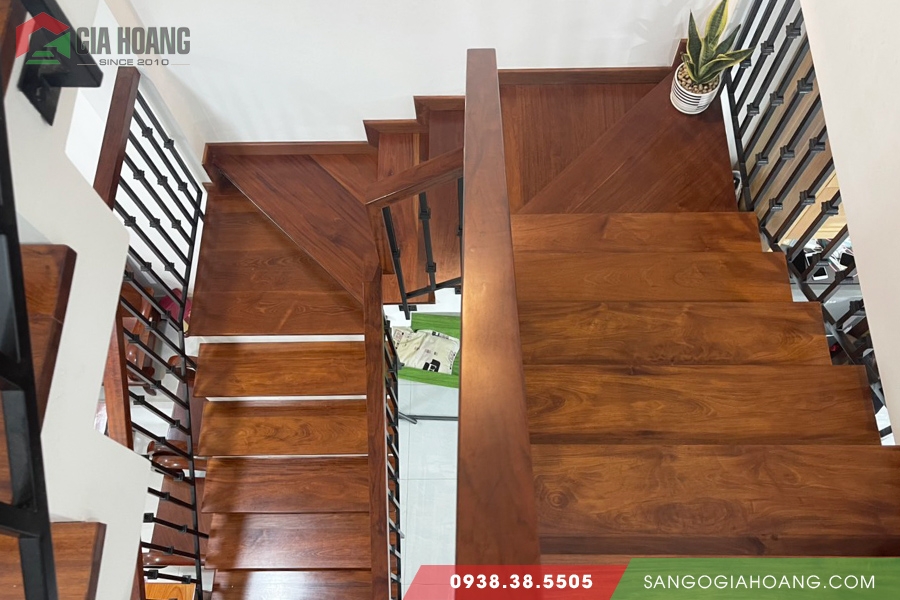 Hoàn thiện công trình sàn gỗ Căm Xe ốp bậc cầu thang Gia Hoàng