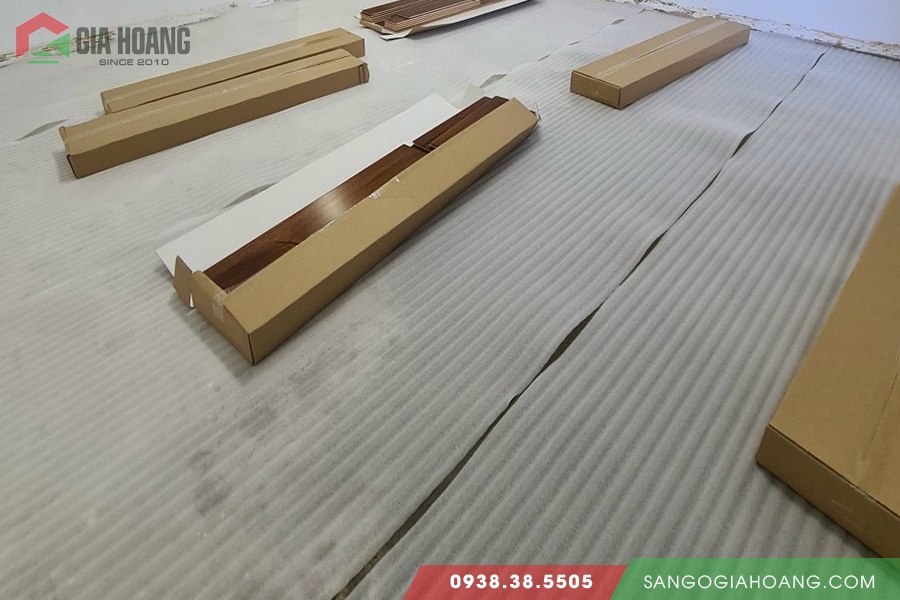 Công tác trước thi công sàn gỗ kĩ thuật bề mặt gỗ tự nhiên
