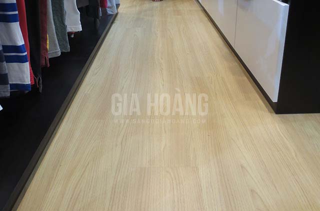 sàn gỗ Thaixin 10612 cho cửa hàng quần áo