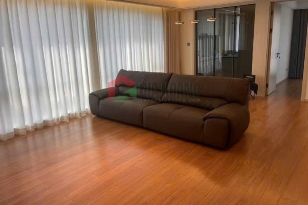 So Sánh Sàn Gỗ Tự Nhiên Và Sàn Gỗ Công Nghiệp Khi Mưa Nhiều