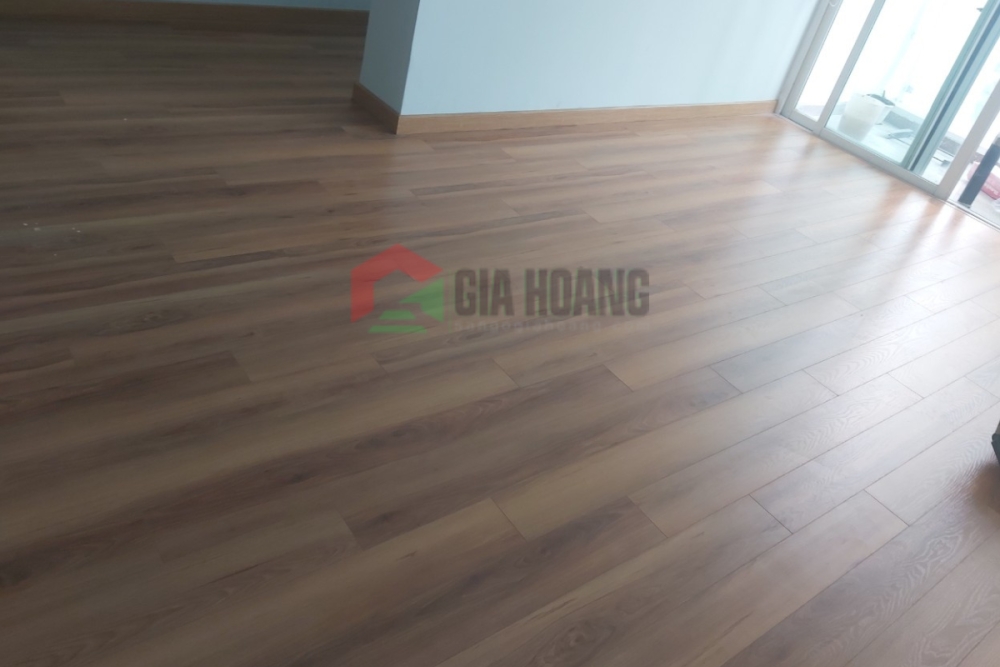 Tại sao sàn gỗ cũ bị kêu khi đi lại?