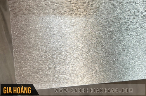 Tấm ốp than tre B1515 bề mặt kim loại Inox màu phủ bạc hiệu ứng xước dăm.